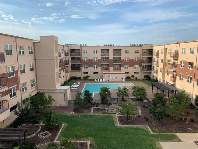 Foto del edificio - 1100 E Trinity Mls Rd