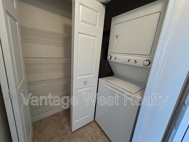 Building Photo - 598-598 Sutherland Ave