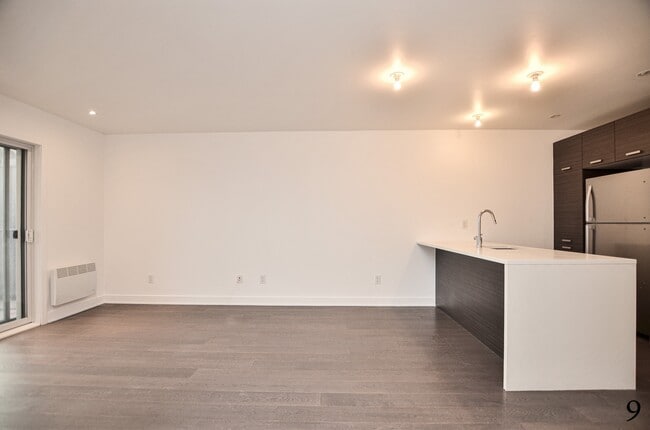 Building Photo - 1400 Rue Lucien-Paiement