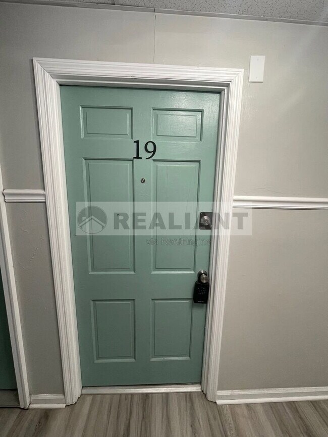 Foto del edificio - 208 Lakeshore Dr