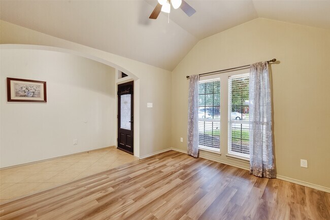 Foto del edificio - 2826 Lakecrest Forest Dr