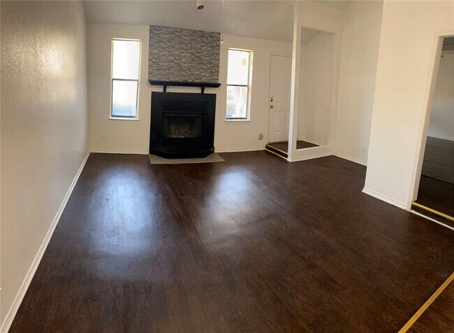 Building Photo - 916 Hilltop Dr
