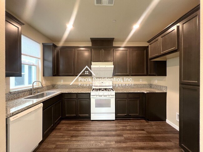 Building Photo - Updated Elk Grove 3bd/2.5ba House in Gated Community!