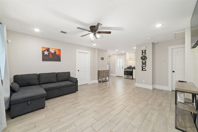 Foto del edificio - 6720 Cathcart Dr