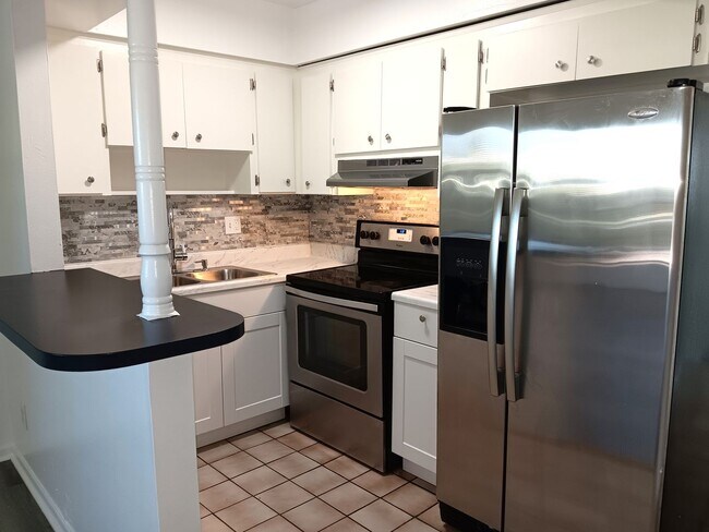 Foto del edificio - Nice, renovated one-bedroom near 4th St co...