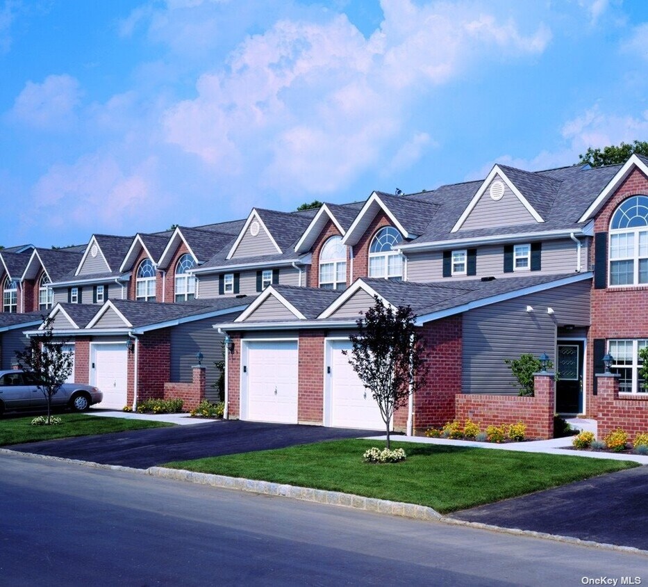 23 Neal Path Unit 23, Setauket, NY 11733 Room for Rent in Setauket
