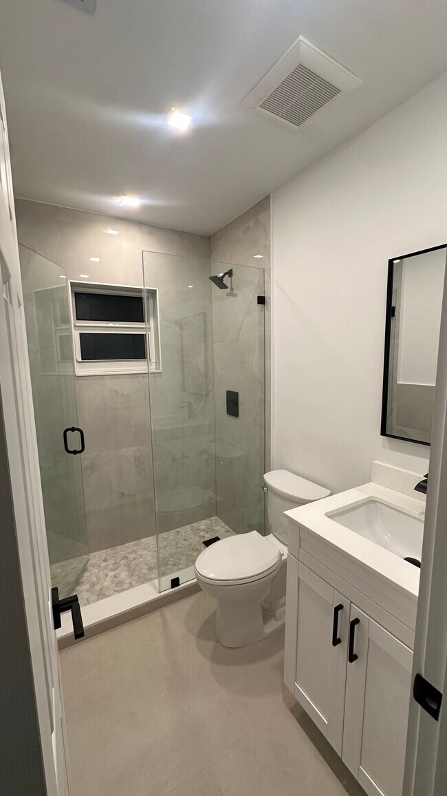 Building Photo - 922 NW 4th Ave