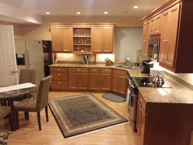 Amplia cocina moderna - 7146 S Sunnycrest Rd