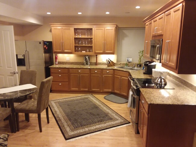 Large modern kitchen - 7146 S Sunnycrest Rd