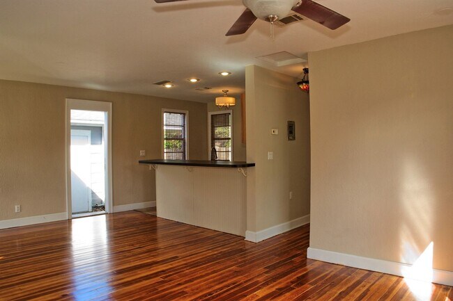 Foto del edificio - Great location, 1940's Single family home near Mills 50 District and Colonial Town North W/one ca...