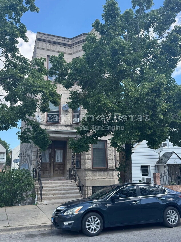 Primary Photo - 2320 W 23rd St