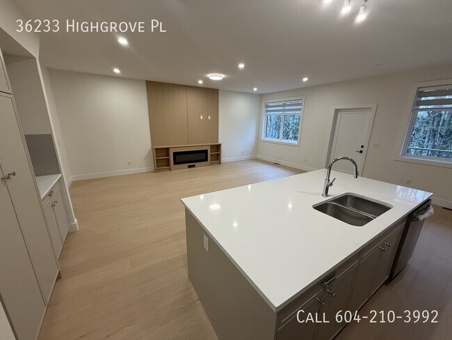 Building Photo - Minutes from Ledgeview Golf Course