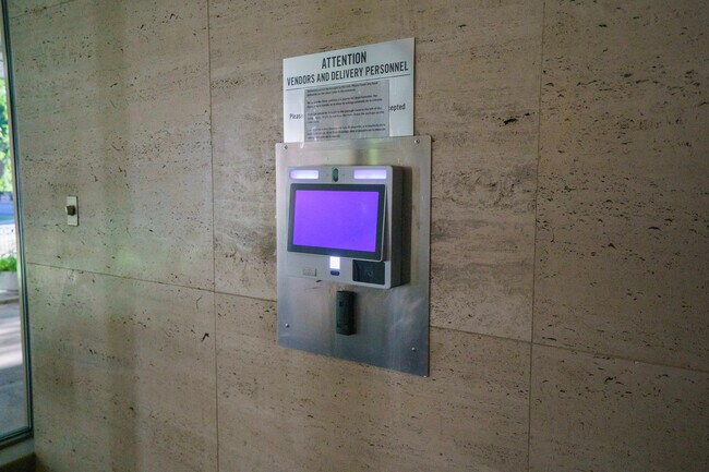 Foto del edificio - 360 W Wellington Ave