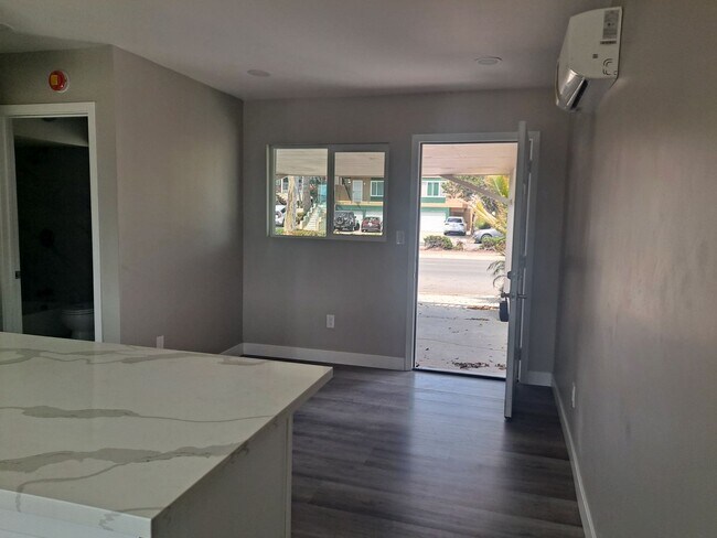 Foto del edificio - downstairs 1 bedroom /Split AC/ washer and...