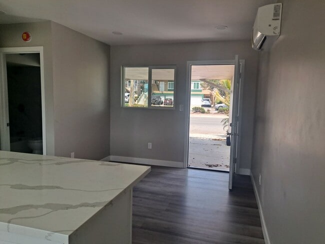 Building Photo - Pacific Beach - Washer & Dryer in Unit/AC/...