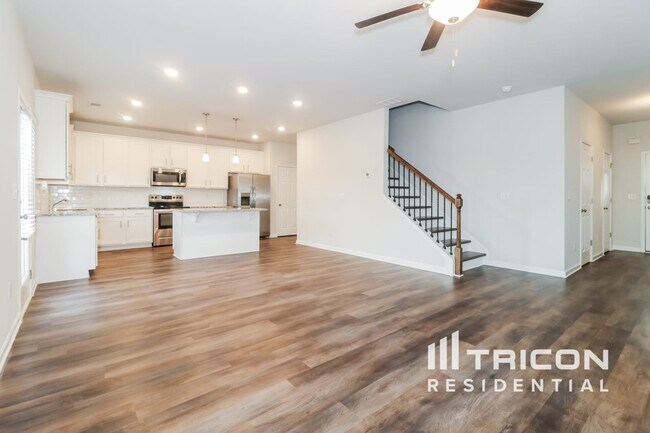 Building Photo - 2848 McKenzie Dr