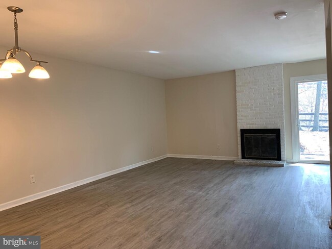 Building Photo - 505 BROMLEY