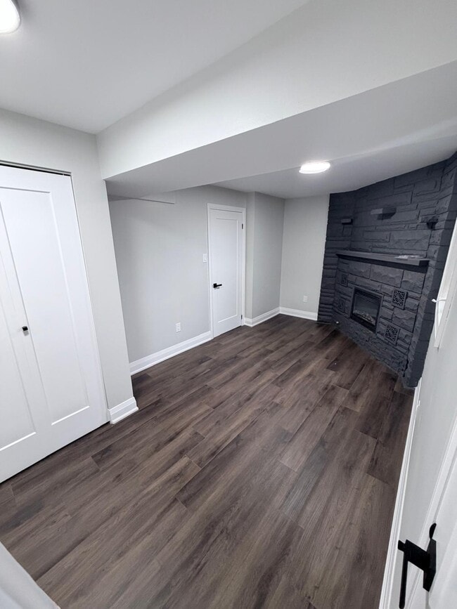 Building Photo - 604 Farwell Cres