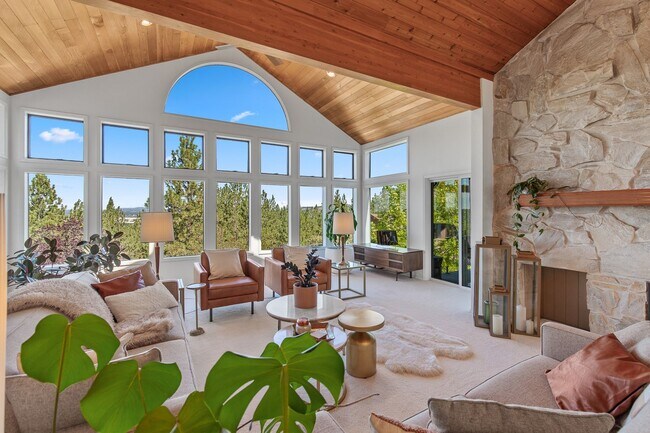 Building Photo - Beautifully Remodeled Execute View Home