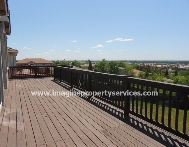 Foto del edificio - Beautiful 5 beds 3 baths 3000 sqft in Folsom