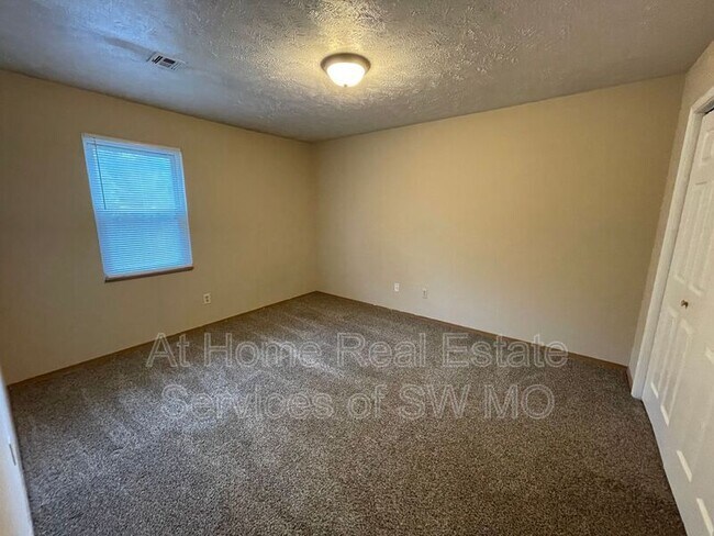 Building Photo - 1306 E McDaniel St