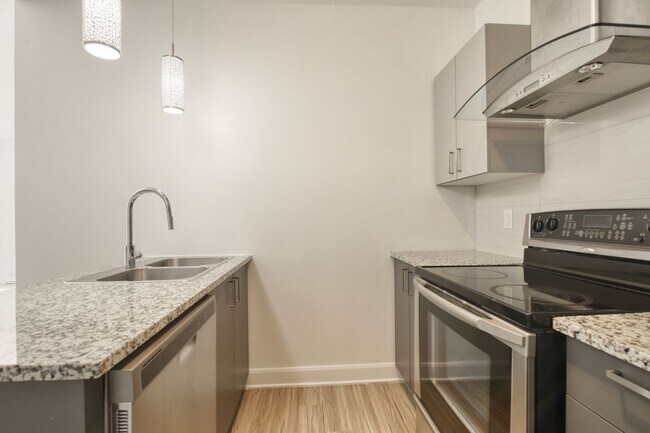 Building Photo - 6600 Av. de Darlington