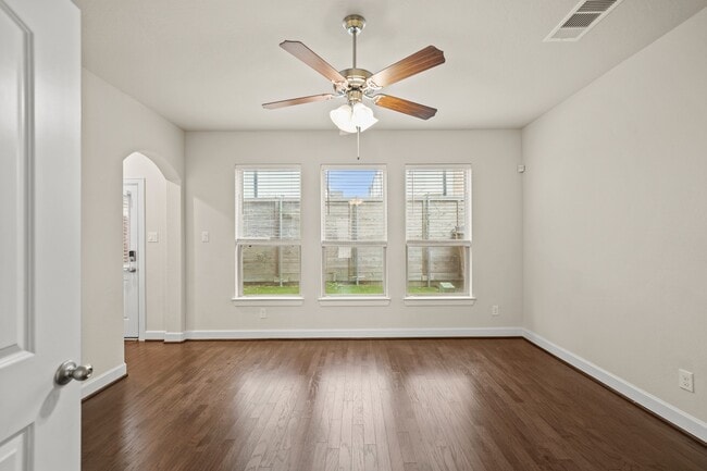 Building Photo - 2025 Cambridge Heights Pl