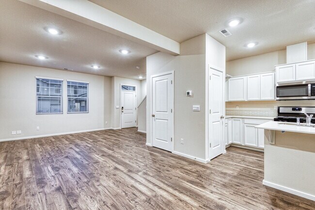 Building Photo - 812 N 18th Ave