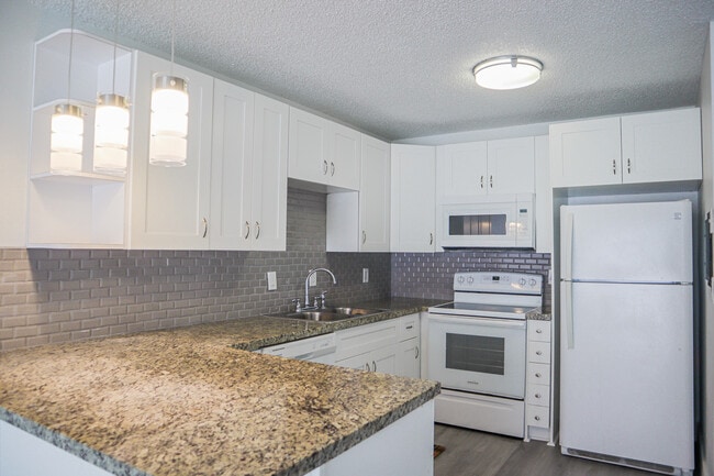 Building Photo - 8005 Lake Dr