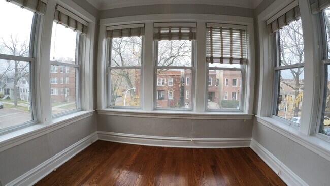 Building Photo - 4303 N Sawyer Ave