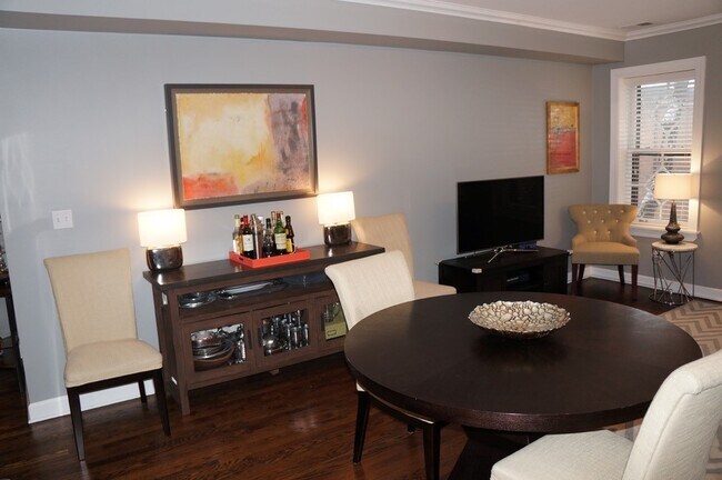 Foto del edificio - 2124 N Hudson Ave