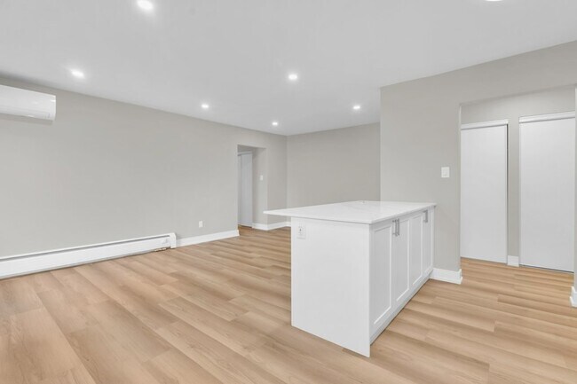 Photo du bâtiment - 2 Bedroom - Macgregor Cres