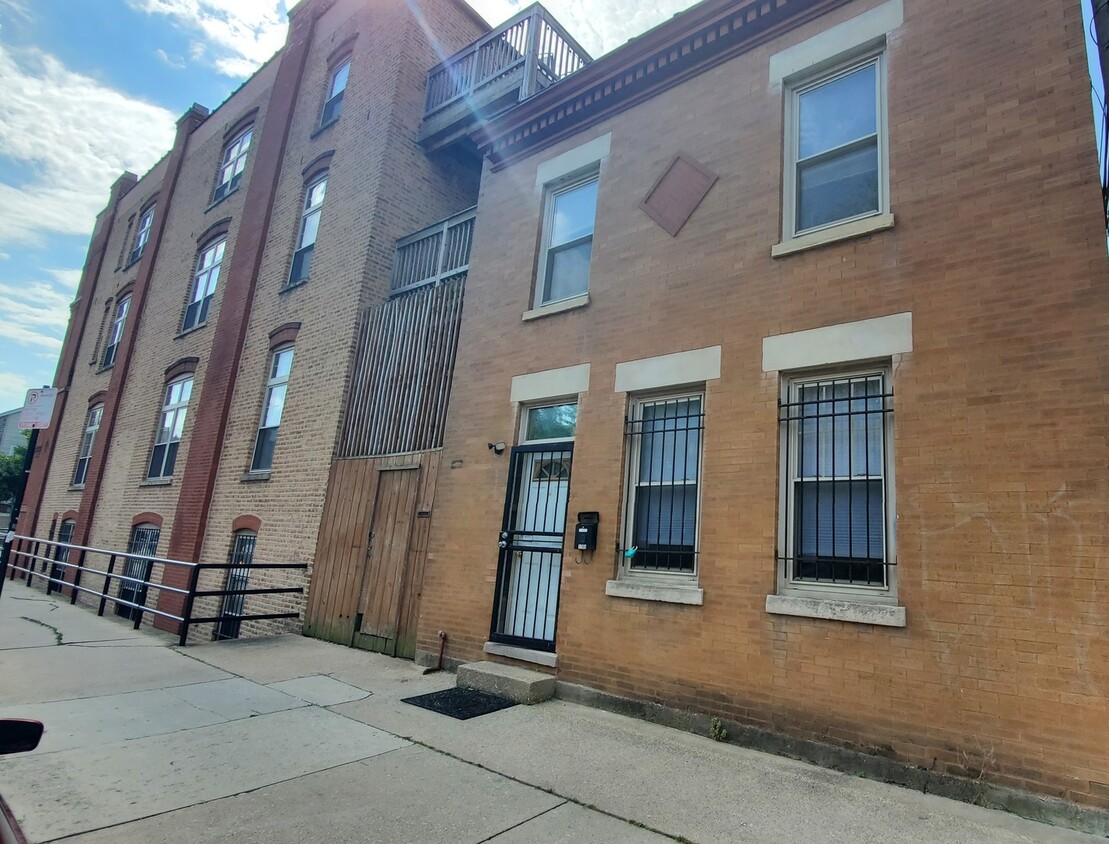 Foto principal - 1705 W Beach Ave