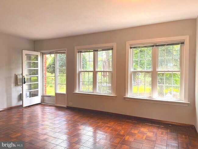 Foto del edificio - 3211 Ravensworth Pl