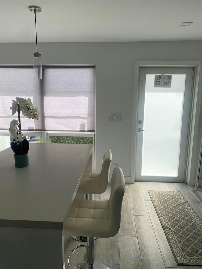 Foto del edificio - 613 NE 26th Ave