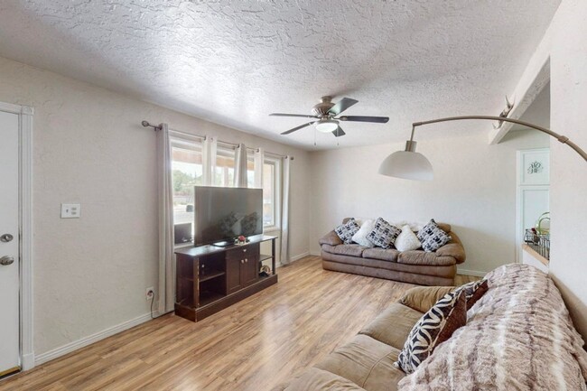 Building Photo - AVAILABLE NOW Cozy 4 bed -1 bath - Close t...