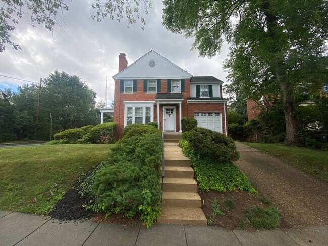 Building Photo - Come home to this lovely 3 bedroom/3 bath in Tenleytown! With Garage!