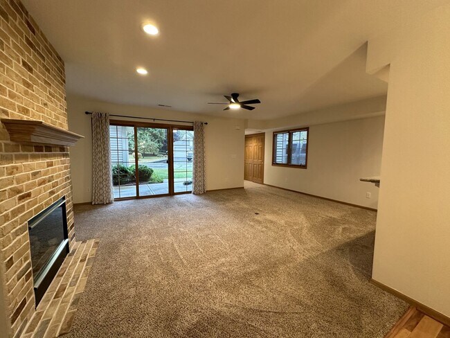 Building Photo - Updated 1st Floor Condo in Delafield!
