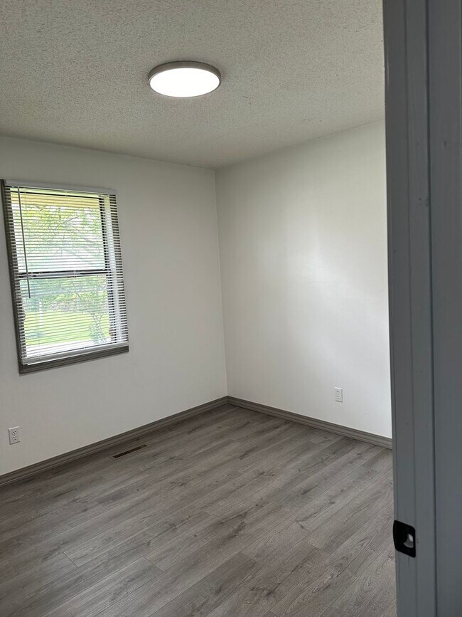 Building Photo - Recently updated 3 bedroom home in Nixa