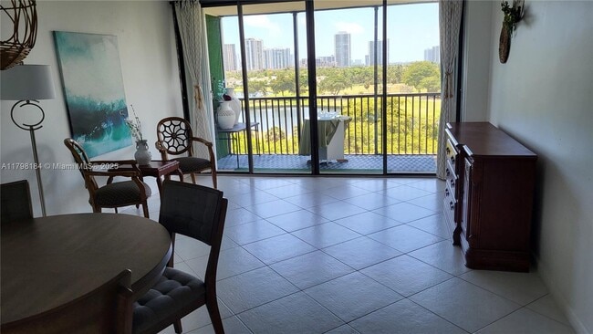 Foto del edificio - 3475 N Country Club Dr