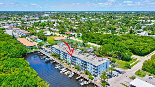 Foto del edificio - 689 NE 6th Ct