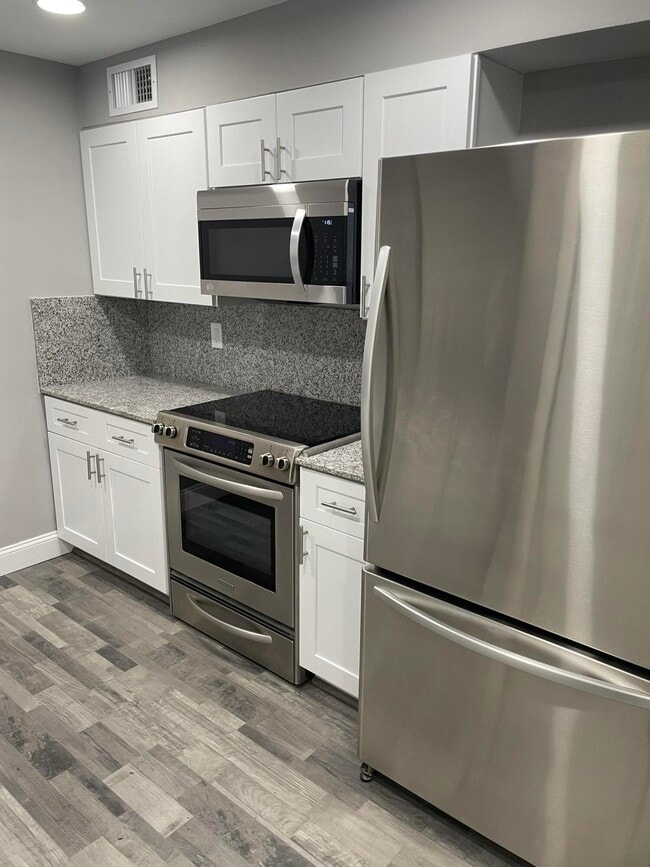 Building Photo - 2700 Coral Springs Dr