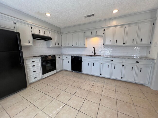 Foto del edificio - Completely Updated 3/2/2 in The Meadows close to Preston Smith Elementary