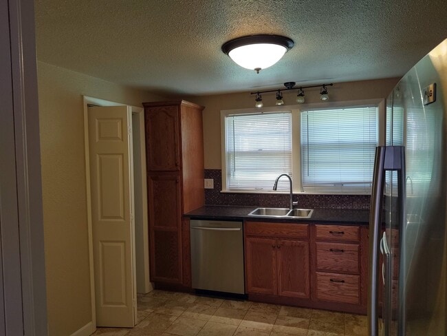 Foto del edificio - ALL PROSPECTIVE TENANTS MUST SUBMIT A $58 NON-REFUNDABLE APPLICATION FEE PER APPLICANT ONLINE AND...