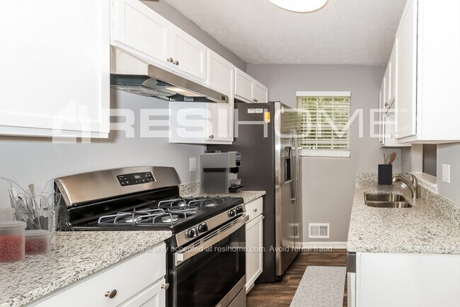 Building Photo - 403 River Chase Dr