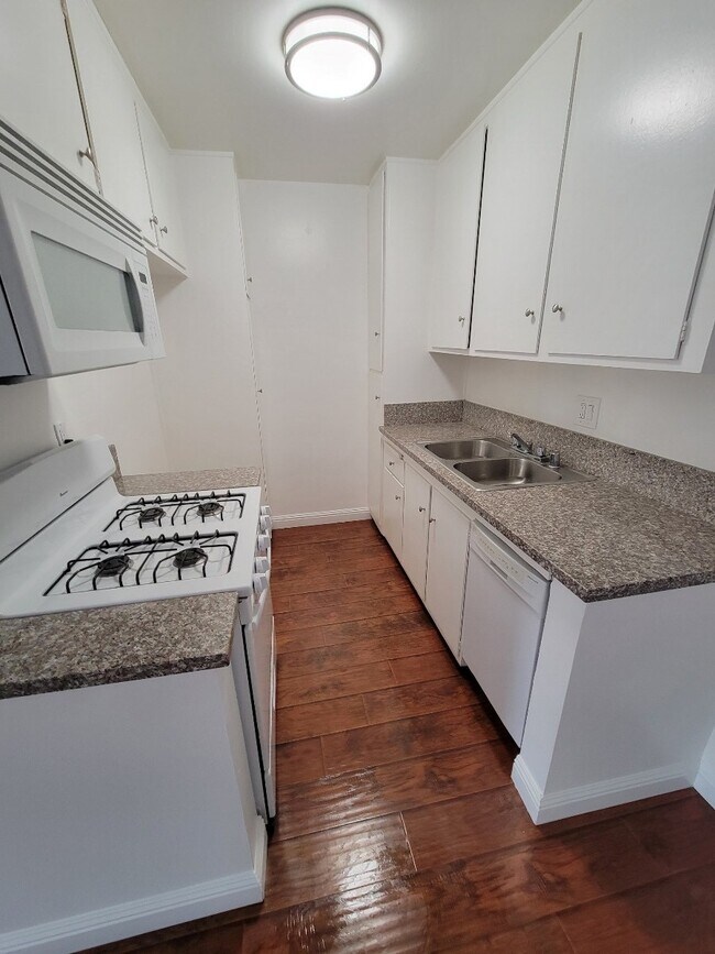 The Roslyn Apartments in Van Nuys, CA