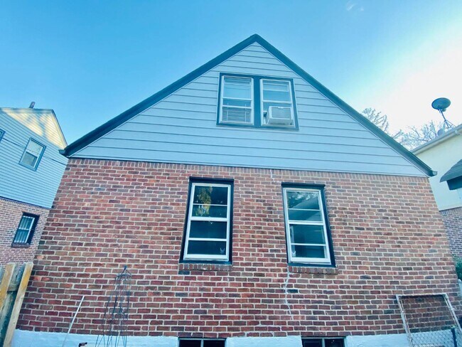 Building Photo - 187-15 Aberdeen Rd