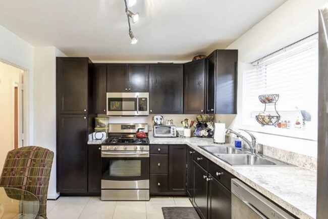 Foto del edificio - 4856 Brooks St NE