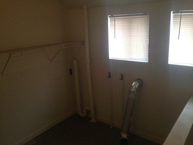 Building Photo - 464 N Oakley St
