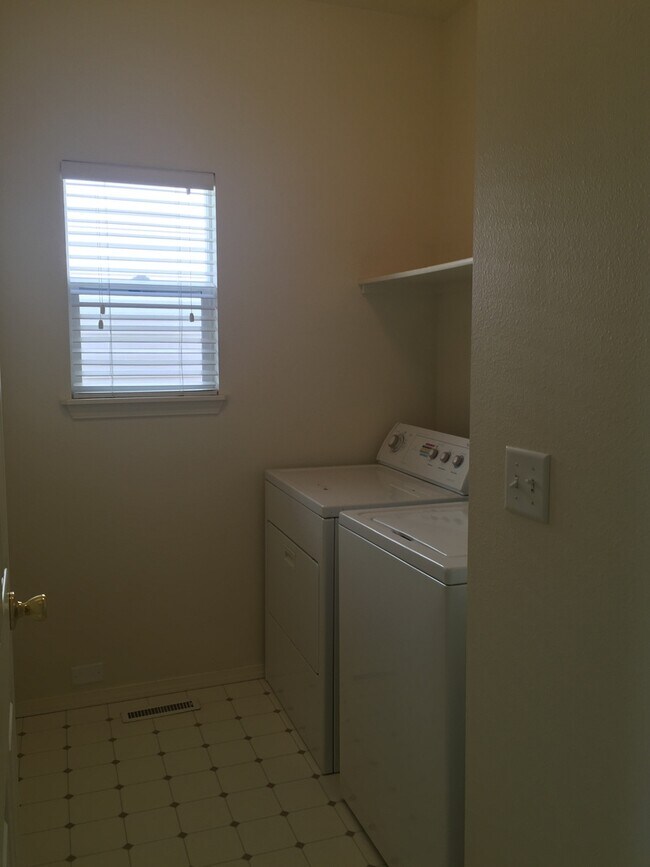 Foto del edificio - $1895..00 -  2 Bed/2.5 bath on the Bench.....